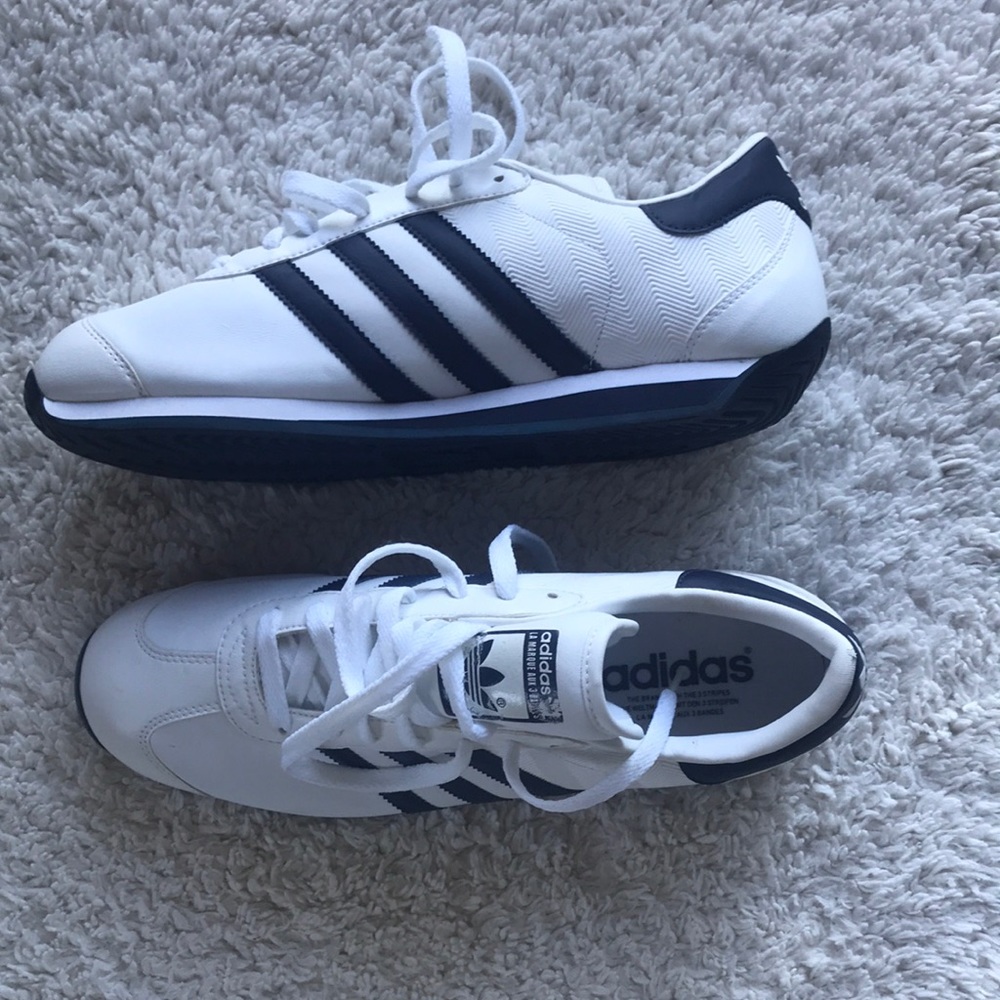 Adidas Original Blue Stripped Sneaker, size 10